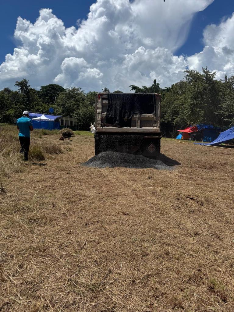 Camión descargando material en el terreno de la villa