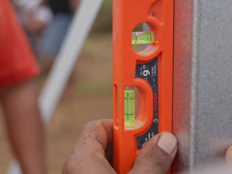 Nivel sobre un poste de acero de la estructura