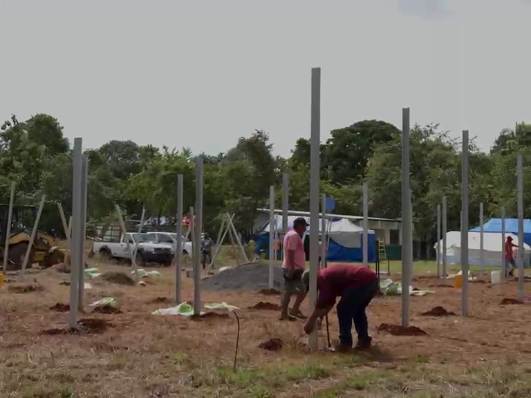 Postes de acero de la estructura ya instalados en el terreno
